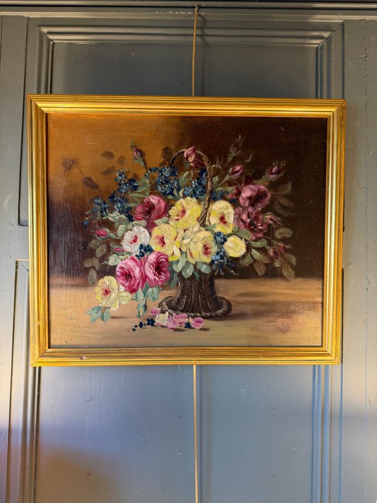 Zwei Blumensträuße in Blumenkörben
