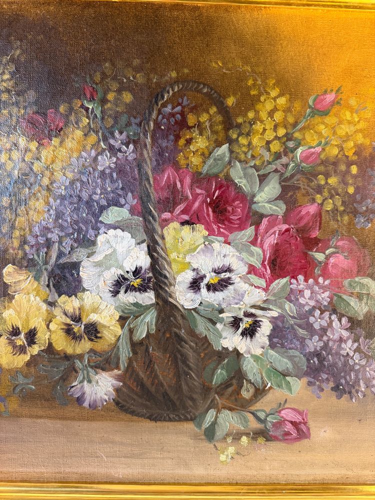 Zwei Blumensträuße in Blumenkörben