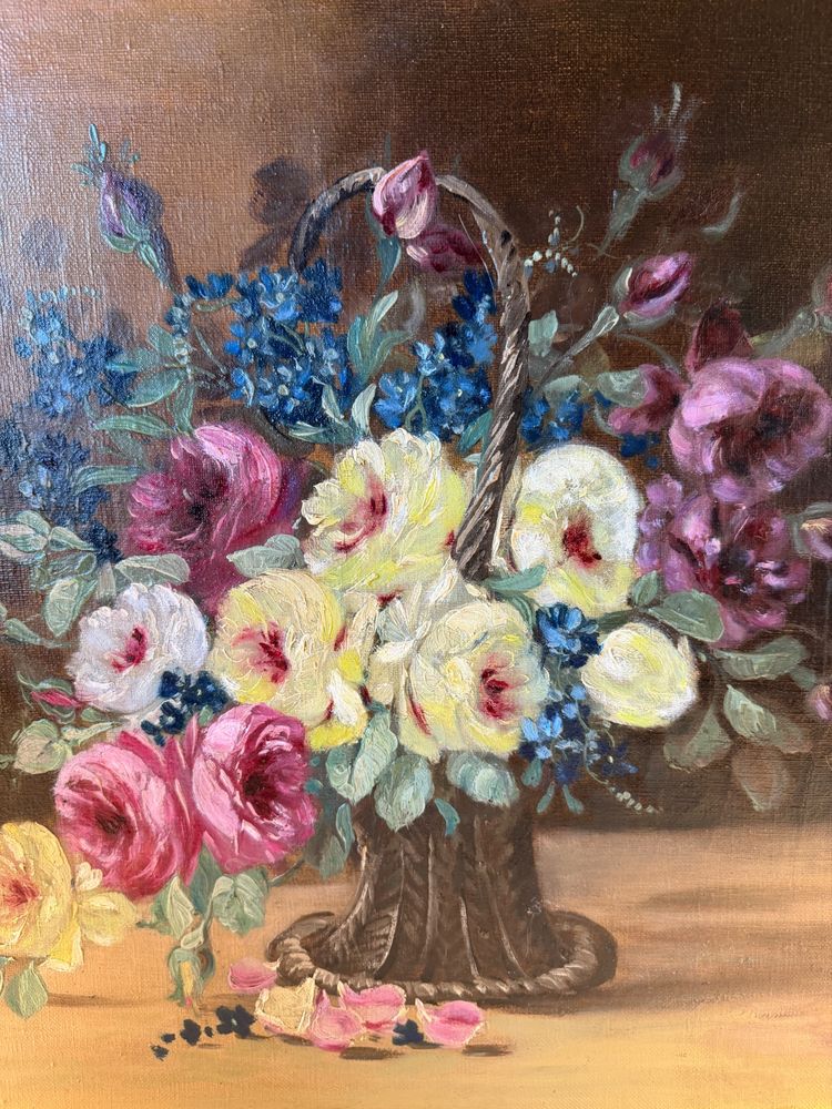 Zwei Blumensträuße in Blumenkörben