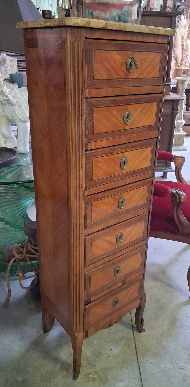 Kommode im Stil Louis XV. – Intarsien – Marmorplatte