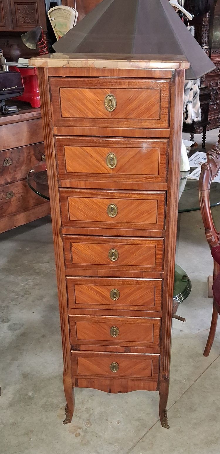 Kommode im Stil Louis XV. – Intarsien – Marmorplatte