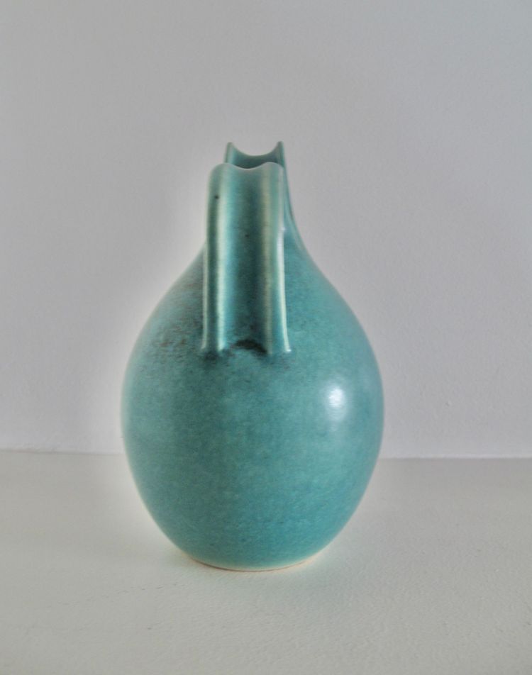 Simple and refined ceramic pitcher - Eva Stæhr-Nielsen