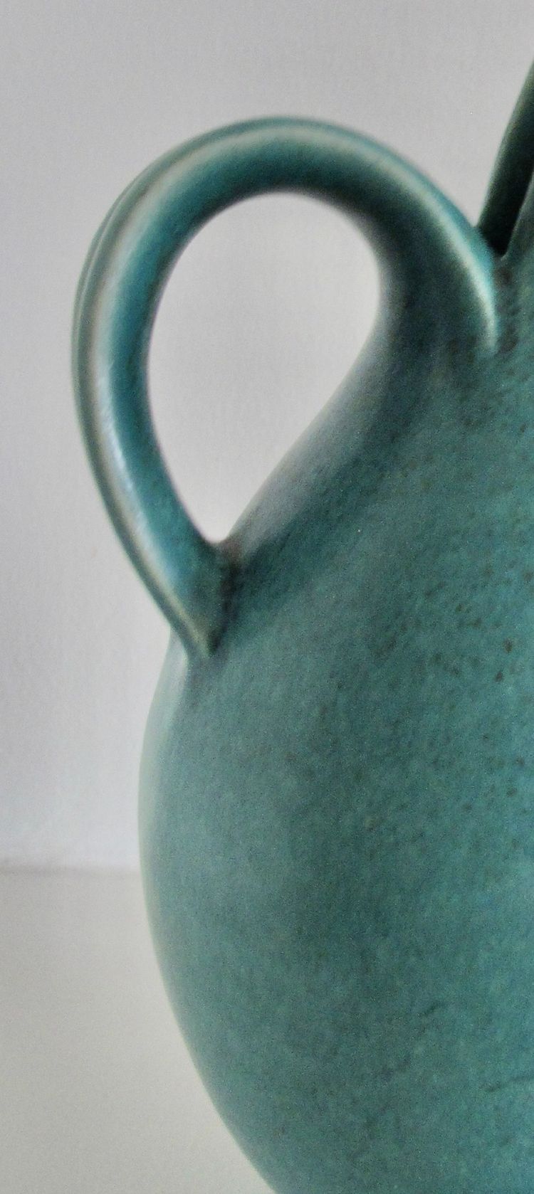 Simple and refined ceramic pitcher - Eva Stæhr-Nielsen