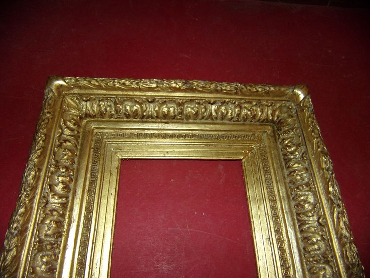 Coppia di cornici del XIX secolo in legno dorato.