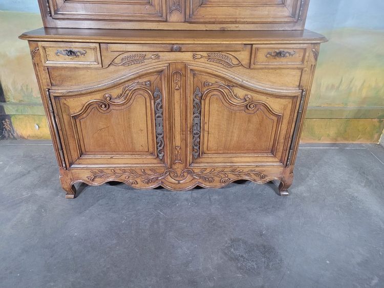 Zweiteiliges Louis-XV-Buffet mit Gendarmenhut