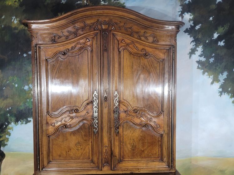 Zweiteiliges Louis-XV-Buffet mit Gendarmenhut