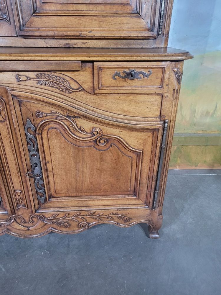 Zweiteiliges Louis-XV-Buffet mit Gendarmenhut
