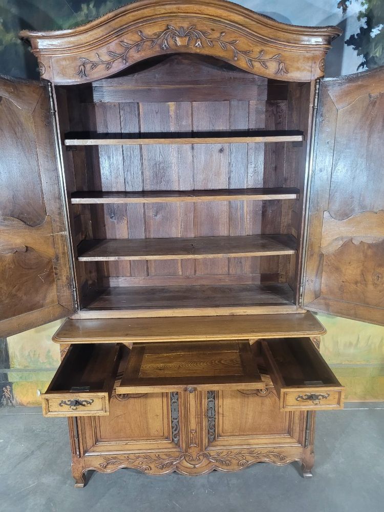 Zweiteiliges Louis-XV-Buffet mit Gendarmenhut