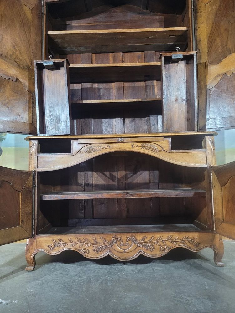 Zweiteiliges Louis-XV-Buffet mit Gendarmenhut