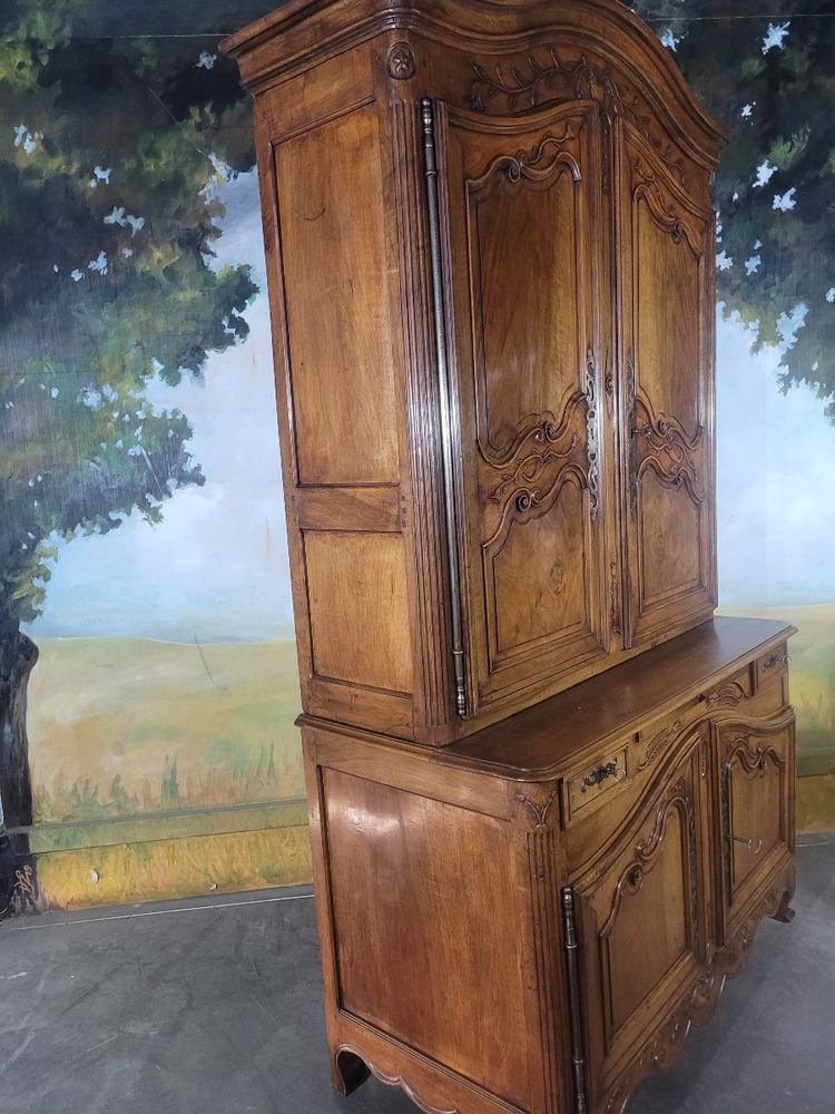 Zweiteiliges Louis-XV-Buffet mit Gendarmenhut