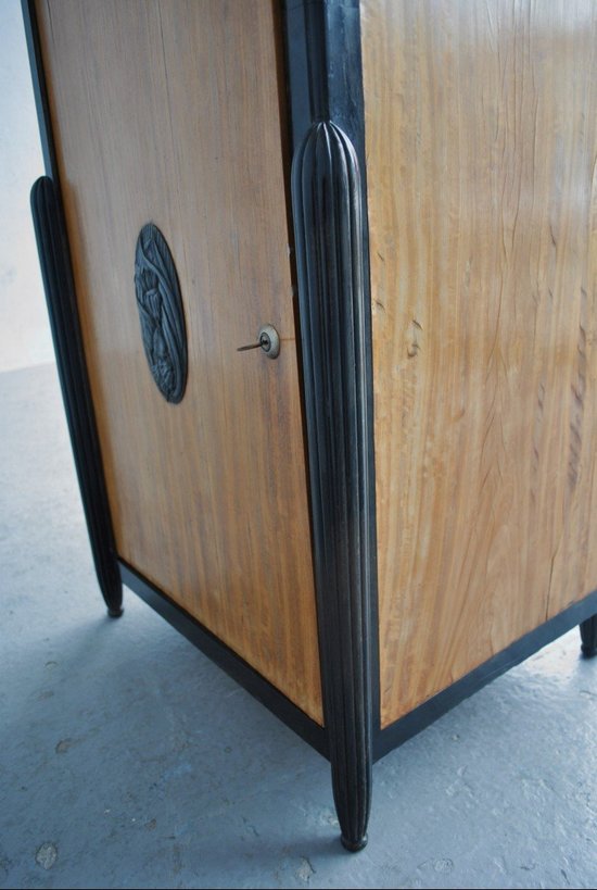 Hohes Sideboard Art Deco 1930 Kartusche aus massivem Ebenholz