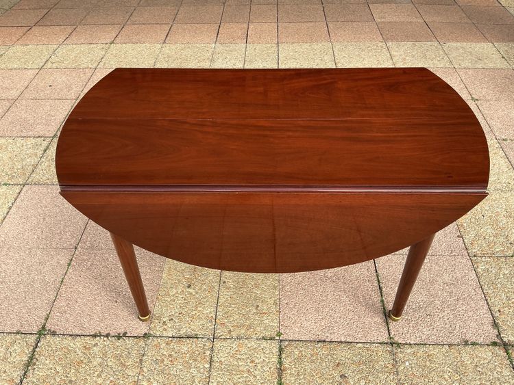 A mahogany dining table with two mahogany extensions