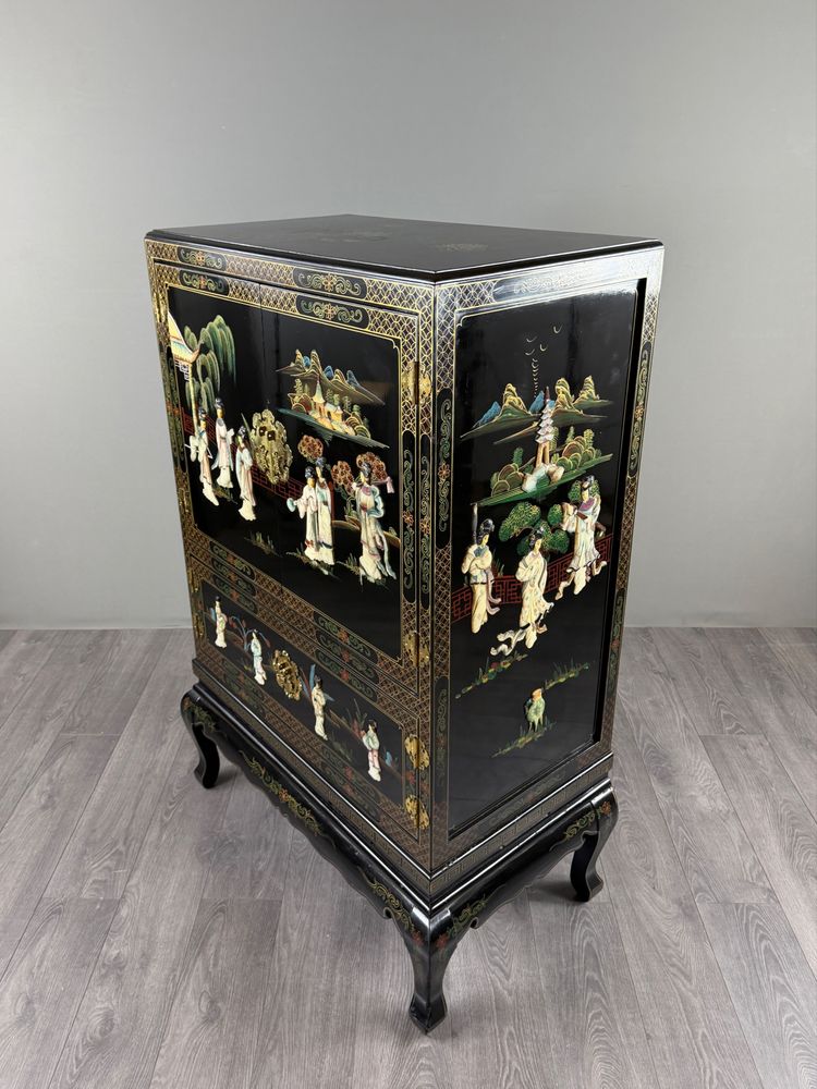 Chinesischer Schrank aus schwarz lackiertem Holz mit polychromer Verzierung, 20. Jahrhundert