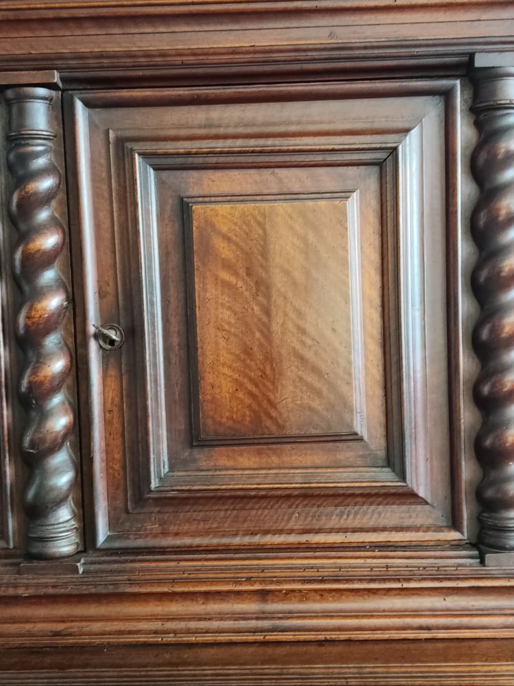 Louis XIII Nussbaum-Sideboard