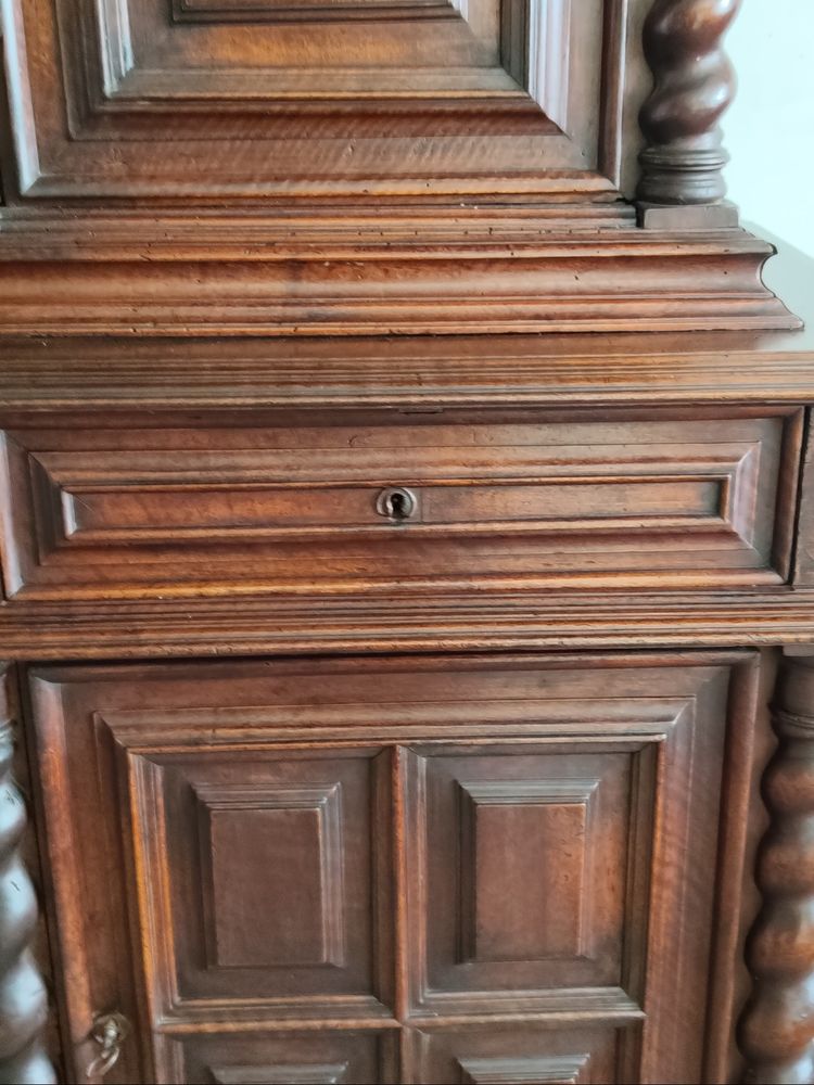 Louis XIII Nussbaum-Sideboard