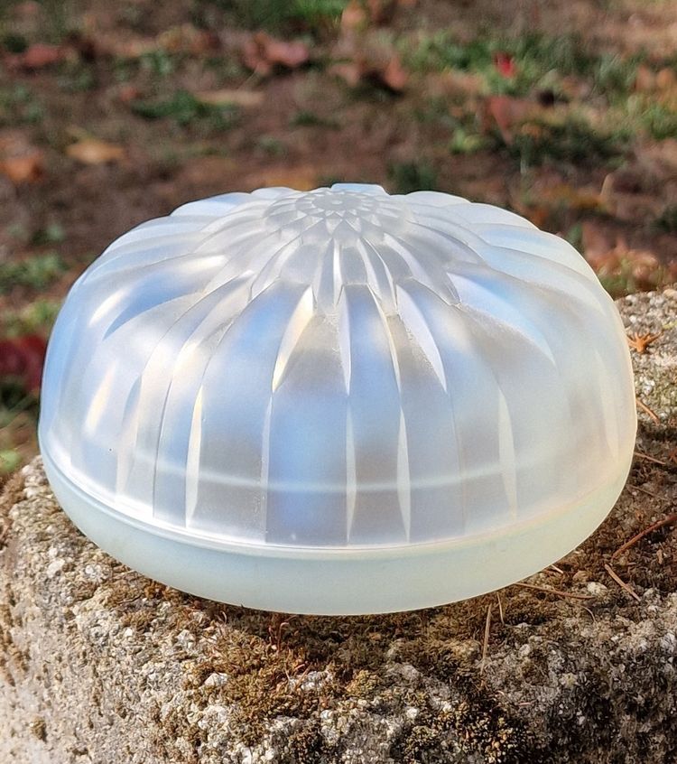 Opal-effect glass candy box by André Hunebelle, Art Deco, 1930, Chrysanthemum model