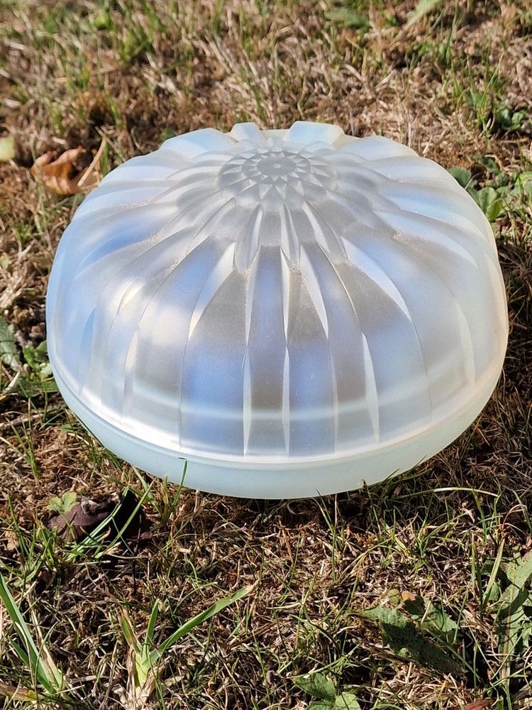 Opal-effect glass candy box by André Hunebelle, Art Deco, 1930, Chrysanthemum model