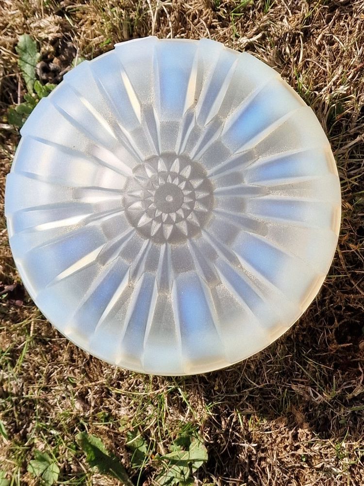 Opal-effect glass candy box by André Hunebelle, Art Deco, 1930, Chrysanthemum model