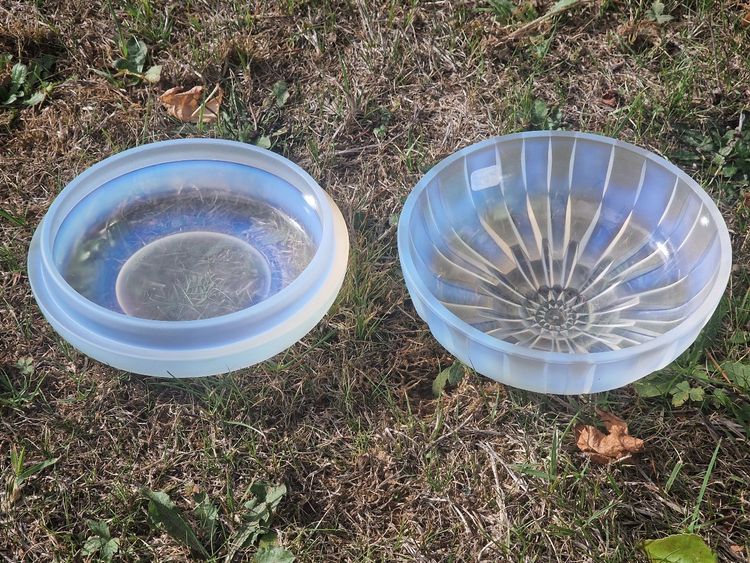 Opal-effect glass candy box by André Hunebelle, Art Deco, 1930, Chrysanthemum model