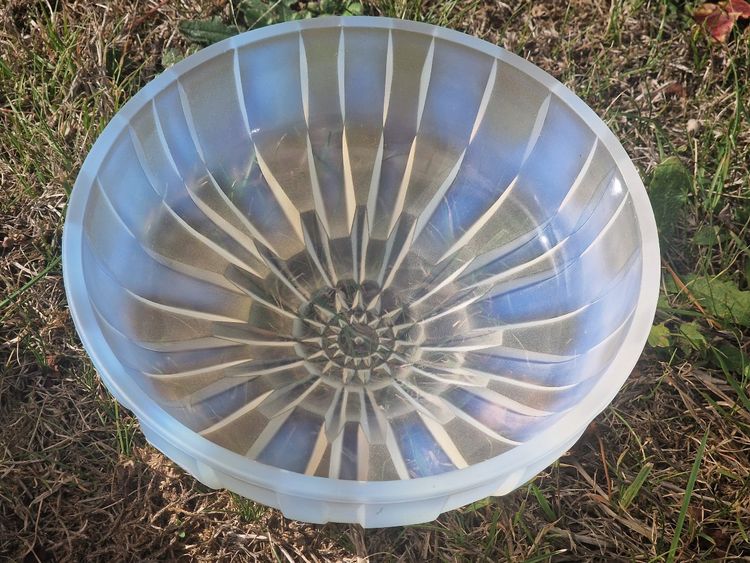 Opal-effect glass candy box by André Hunebelle, Art Deco, 1930, Chrysanthemum model