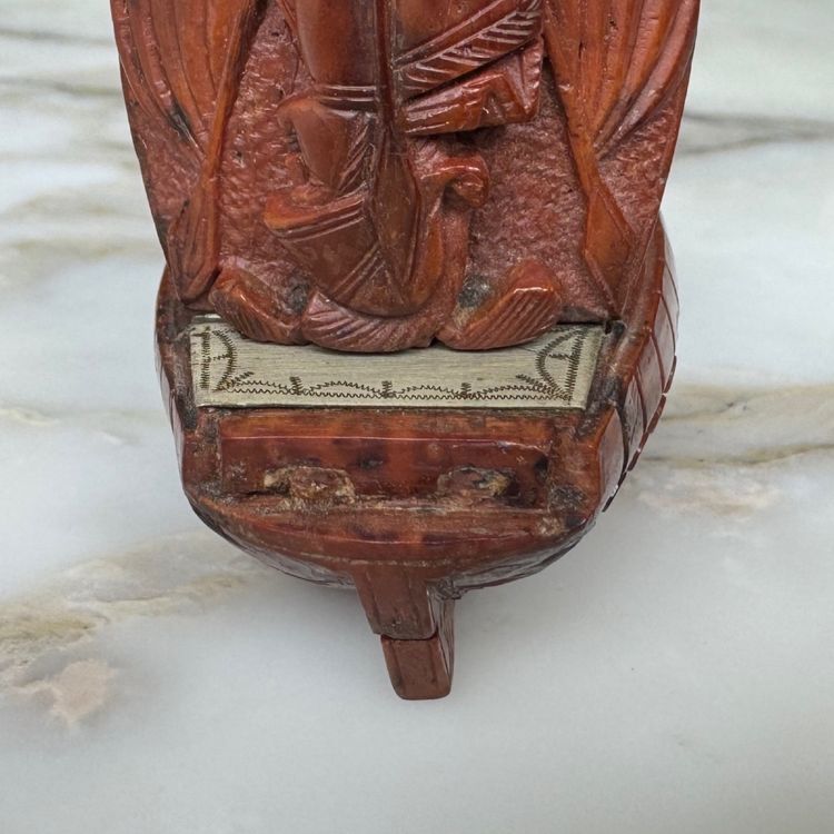 Tabatière corozo en forme de navire décor sculpté d'un empereur