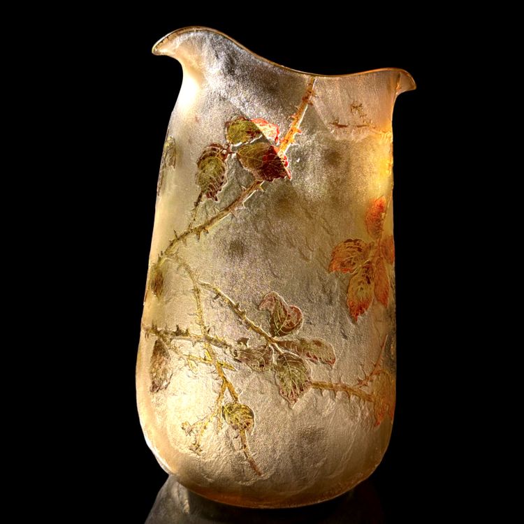 Vaso Daum con corvi, realizzato nel 1895.