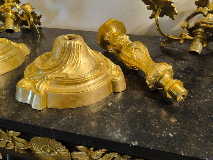 Paire de Candélabres Formant Bougeoirs en Bronze doré ciselé style Rocaille Louis XV XIXéme siécle.