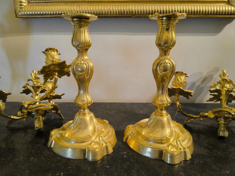 Paire de Candélabres Formant Bougeoirs en Bronze doré ciselé style Rocaille Louis XV XIXéme siécle.