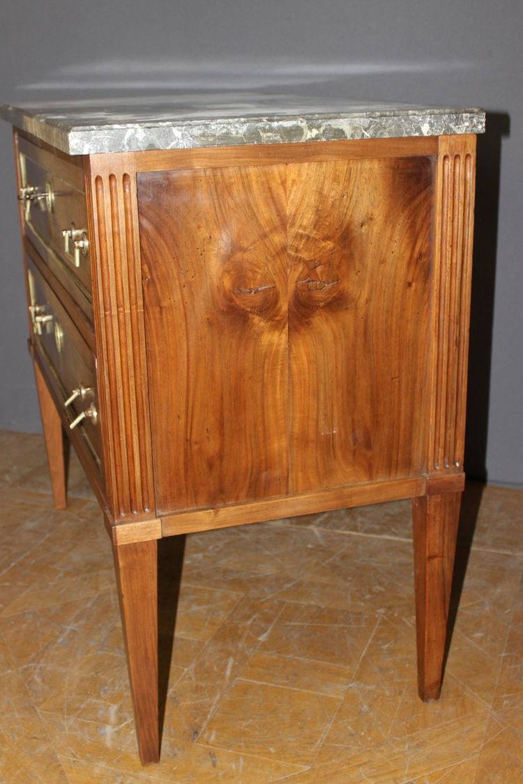 Comò in noce in stile Luigi XVI, fine XVIII secolo