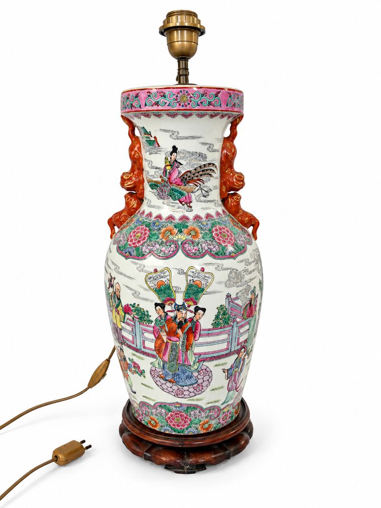 Grande lampe en porcelaine chinoise à décor famille rose – XXᵉ siècle