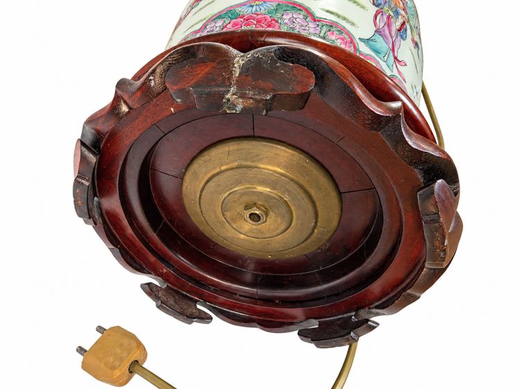 Grande lampe en porcelaine chinoise à décor famille rose – XXᵉ siècle