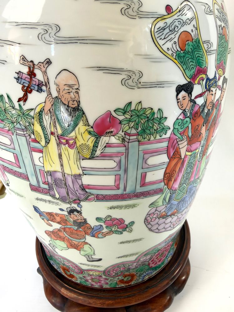 Grande lampe en porcelaine chinoise à décor famille rose – XXᵉ siècle