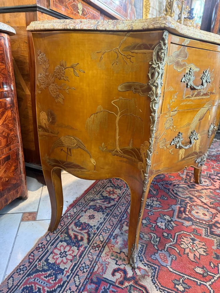 COMMODE  DE STYLE LOUS XV EN LAQUE DE CHINE