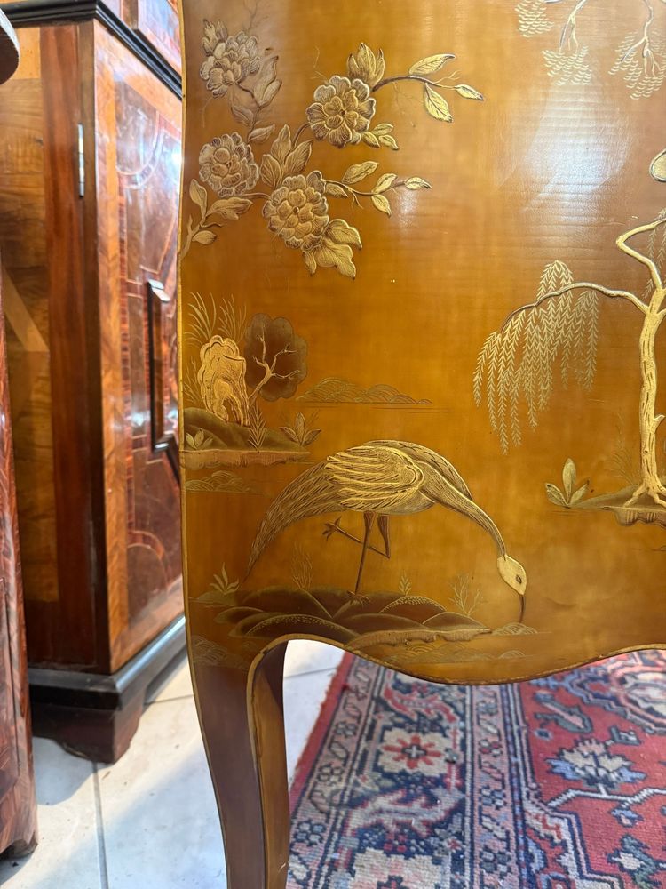 COMMODE  DE STYLE LOUS XV EN LAQUE DE CHINE