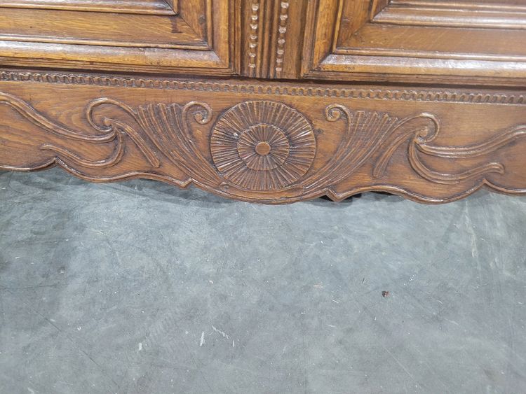 Geschnitztes Sideboard aus massiver Eiche