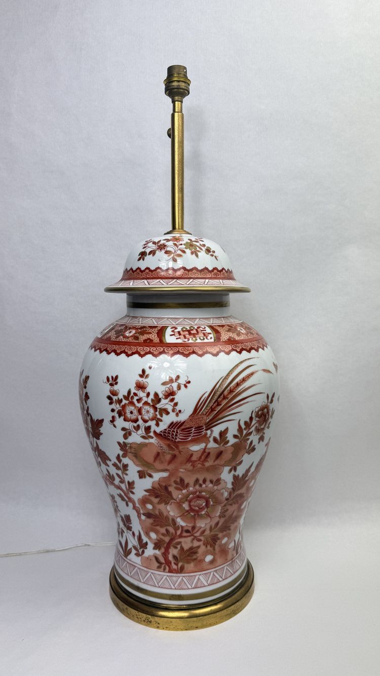 Grande lampada a vaso ricoperta in porcellana, decorata in rosso ferro e oro, Cina o Giappone, fine del XIX secolo