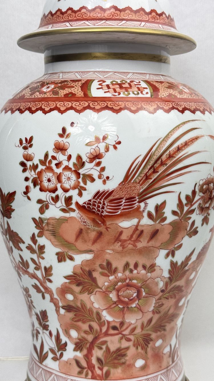 Grande lampada a vaso ricoperta in porcellana, decorata in rosso ferro e oro, Cina o Giappone, fine del XIX secolo