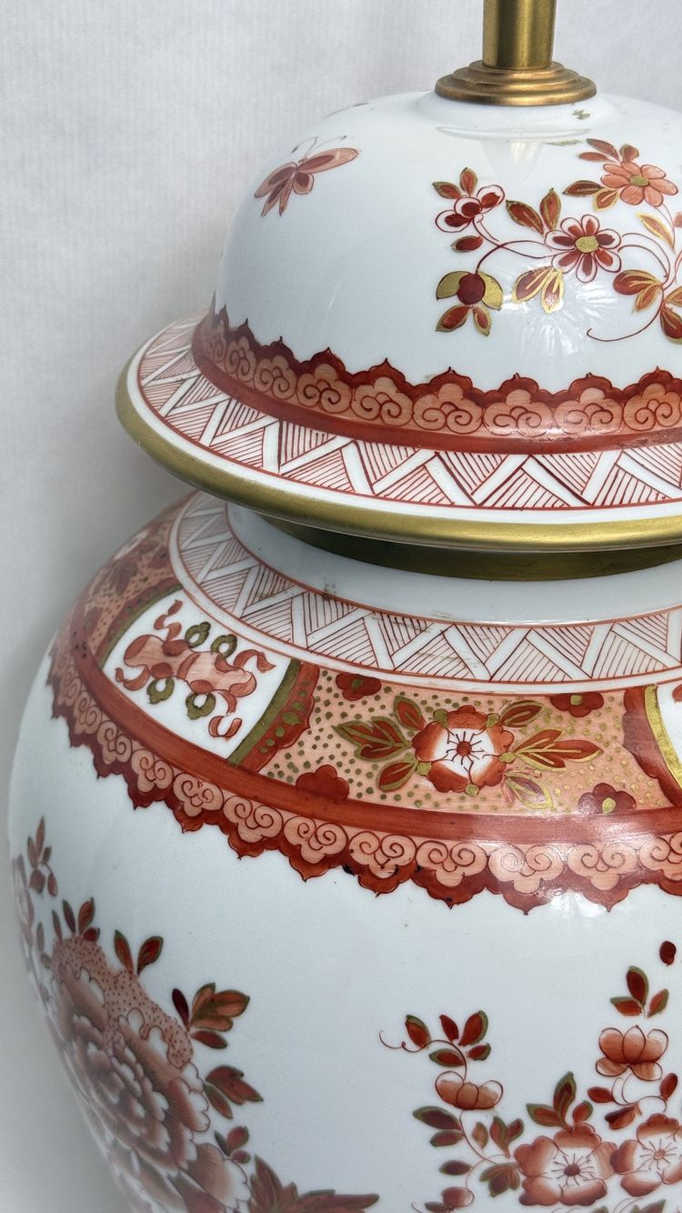 Grande lampada a vaso ricoperta in porcellana, decorata in rosso ferro e oro, Cina o Giappone, fine del XIX secolo