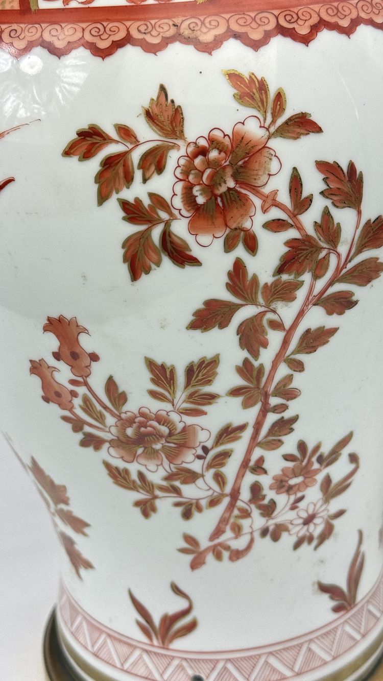 Grande lampada a vaso ricoperta in porcellana, decorata in rosso ferro e oro, Cina o Giappone, fine del XIX secolo