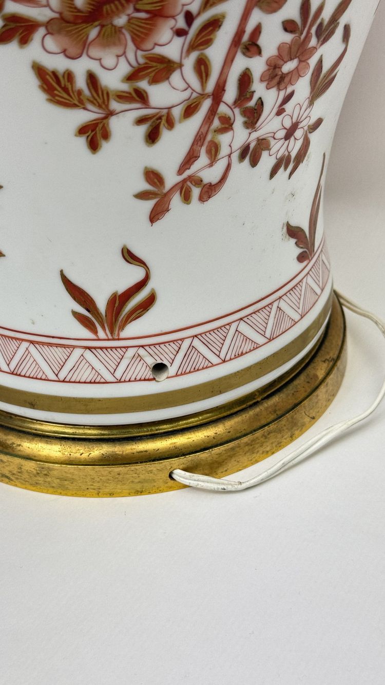 Grande lampada a vaso ricoperta in porcellana, decorata in rosso ferro e oro, Cina o Giappone, fine del XIX secolo