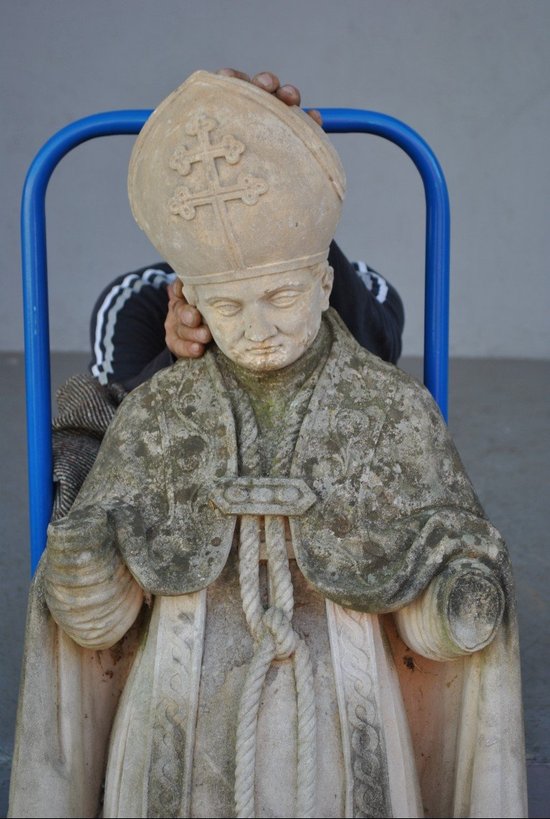Alte Steinstatue päpstliche Repräsentation