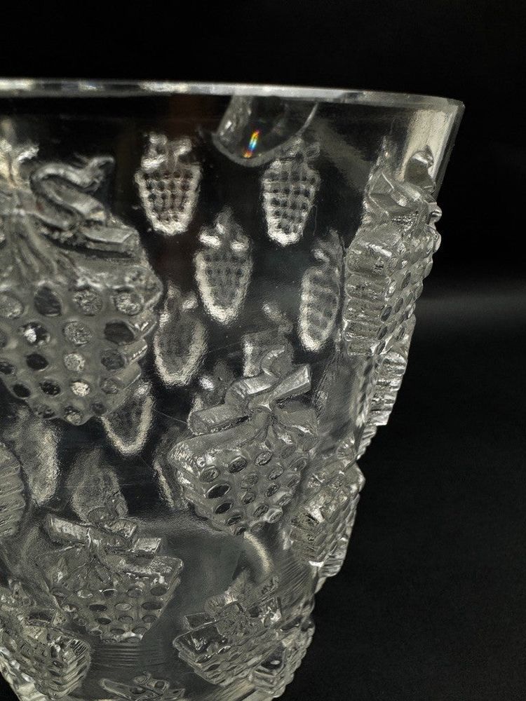 Vase René Lalique modèle "Malaga", verre moulé pressé, vers 1937