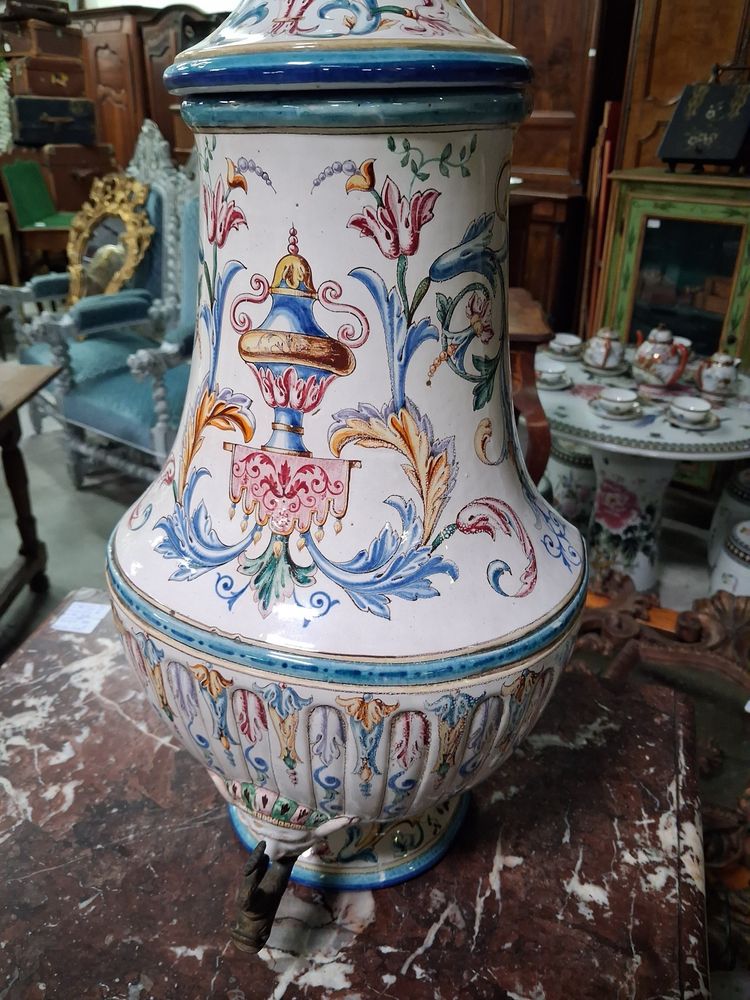 Importante fontaine murale en faïence polychrome – Paris, 1894 – Décor Renaissance – H. 69 cm