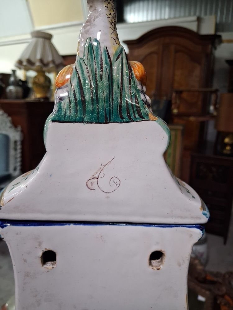 Importante fontaine murale en faïence polychrome – Paris, 1894 – Décor Renaissance – H. 69 cm