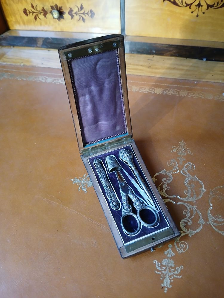Astuccio da cucito intarsiato