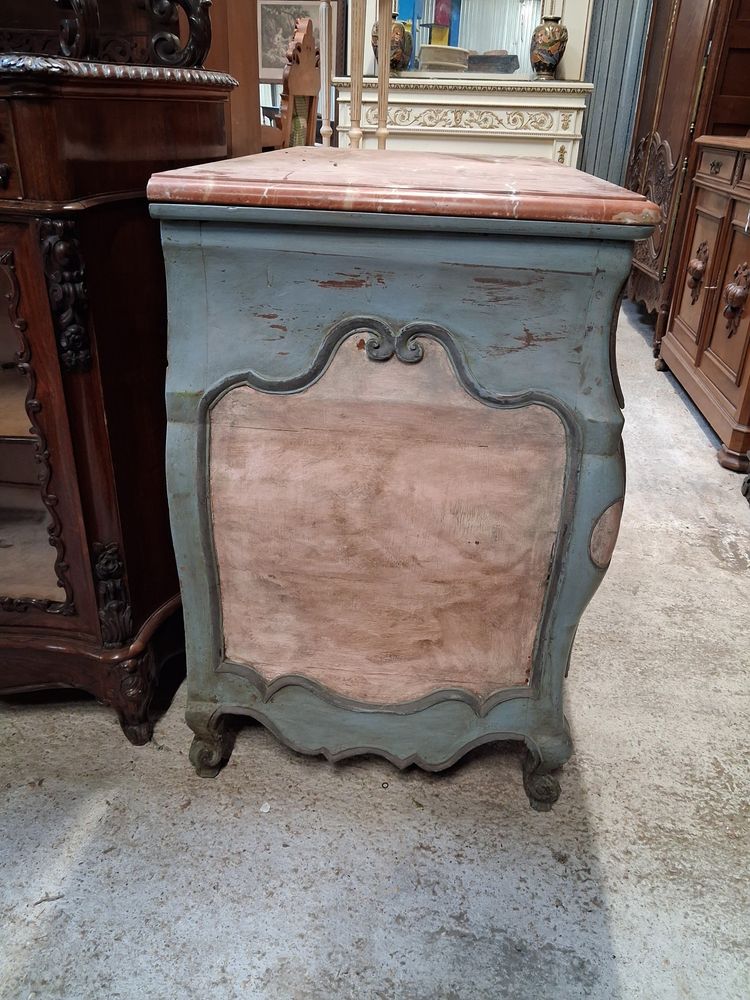 Commode galbée de style Louis XV à trois tiroirs – Patine polychrome – Plateau en marbre rouge 