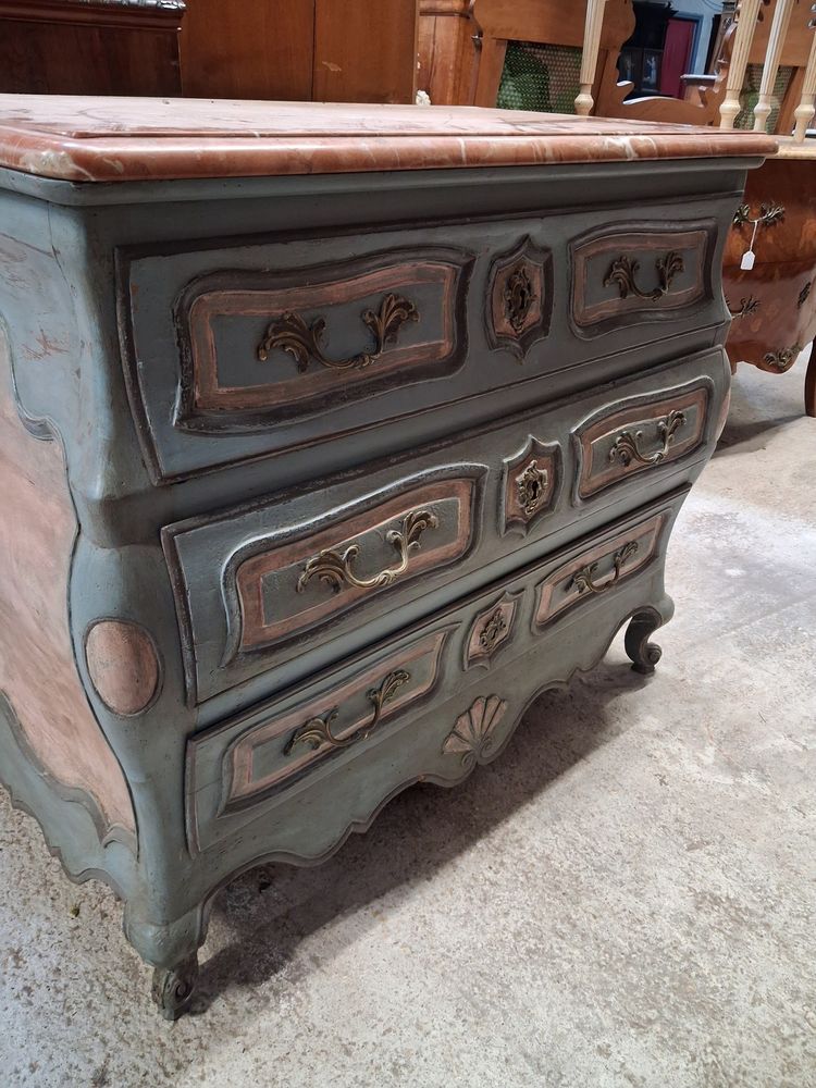 Commode galbée de style Louis XV à trois tiroirs – Patine polychrome – Plateau en marbre rouge 