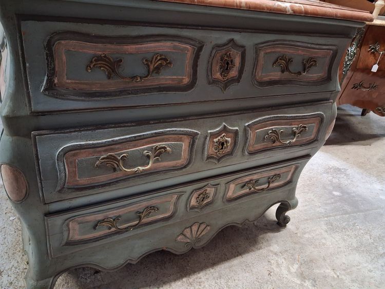 Commode galbée de style Louis XV à trois tiroirs – Patine polychrome – Plateau en marbre rouge 