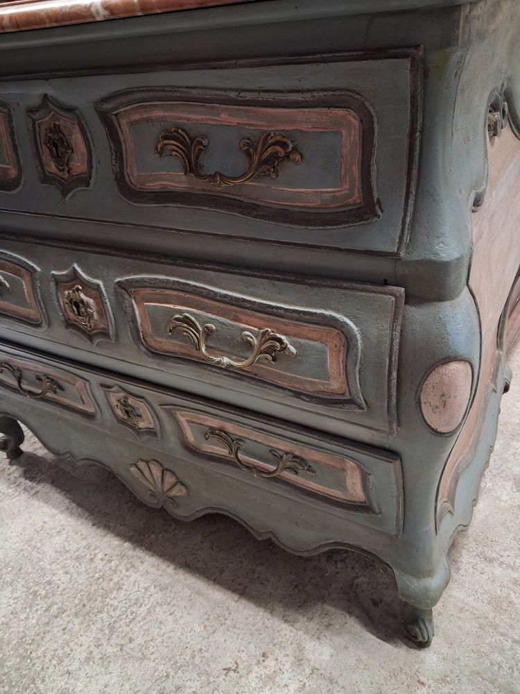 Commode galbée de style Louis XV à trois tiroirs – Patine polychrome – Plateau en marbre rouge 