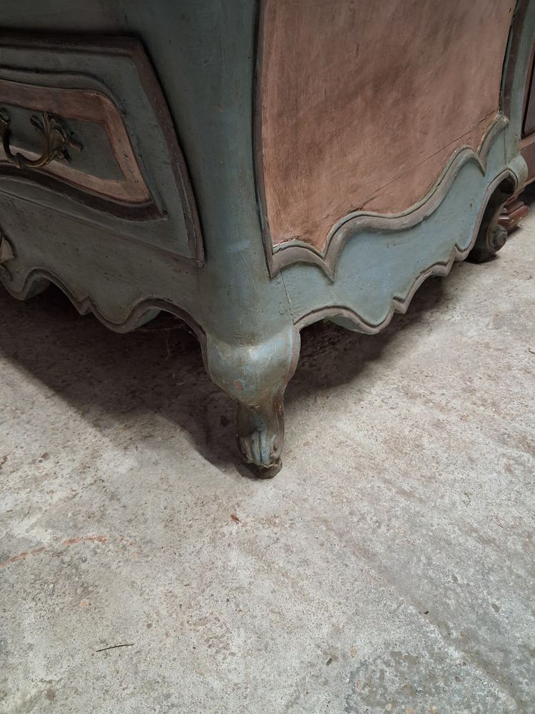 Commode galbée de style Louis XV à trois tiroirs – Patine polychrome – Plateau en marbre rouge 